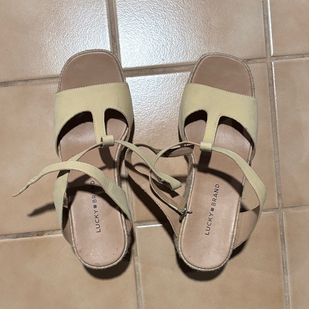 Lucky Brand Women's Cream Sandals nwot unworn